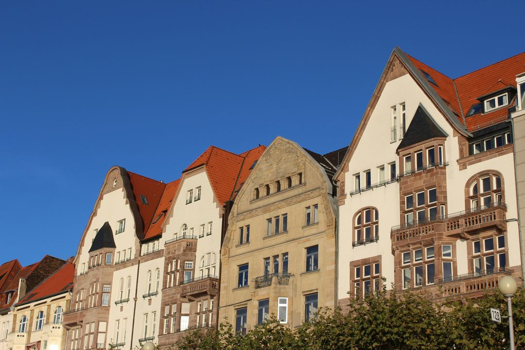 Sanierte Altbaufassaden mit roten Dächern