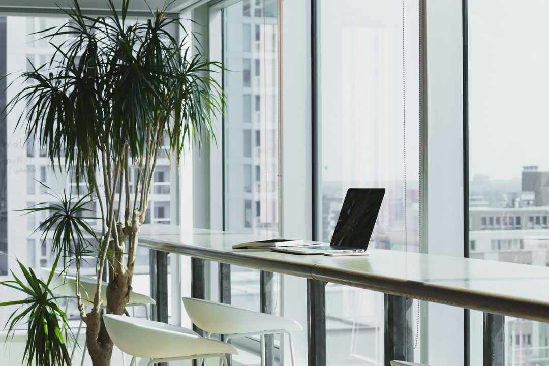 Aufgeräumter Arbeitsplatz am Fenster eines Büros