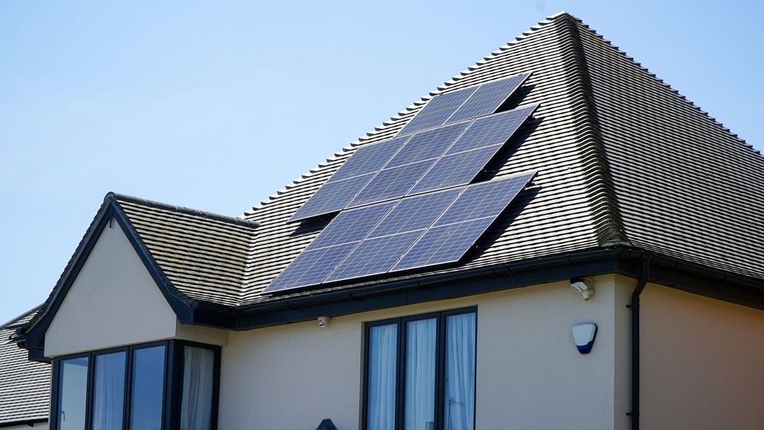 Wohnhaus mit Solaranlage auf dem Dach