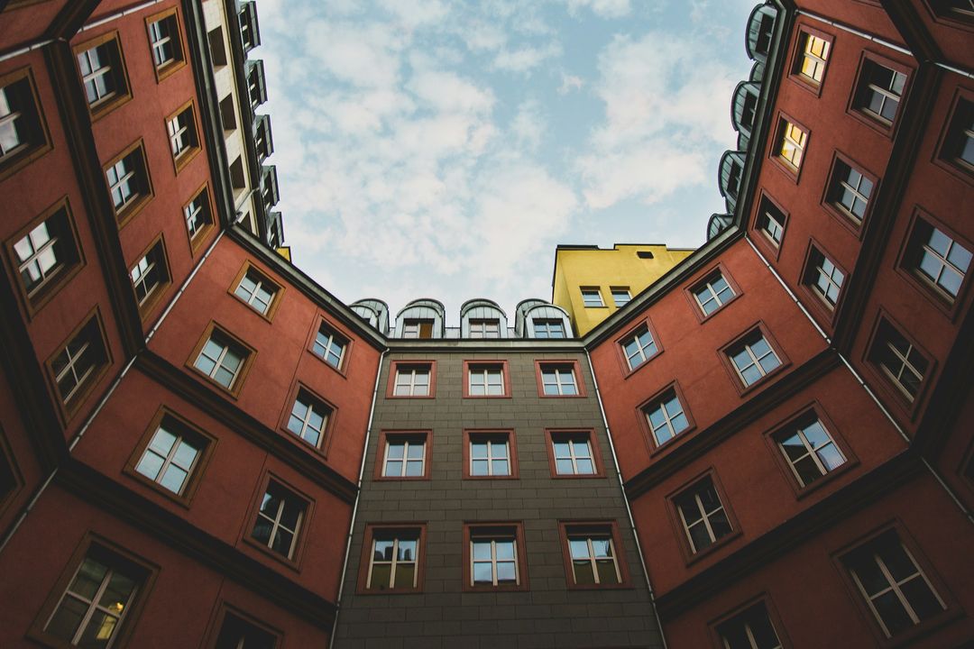 Blick nach oben in den Innenhof eines Wohnhauses