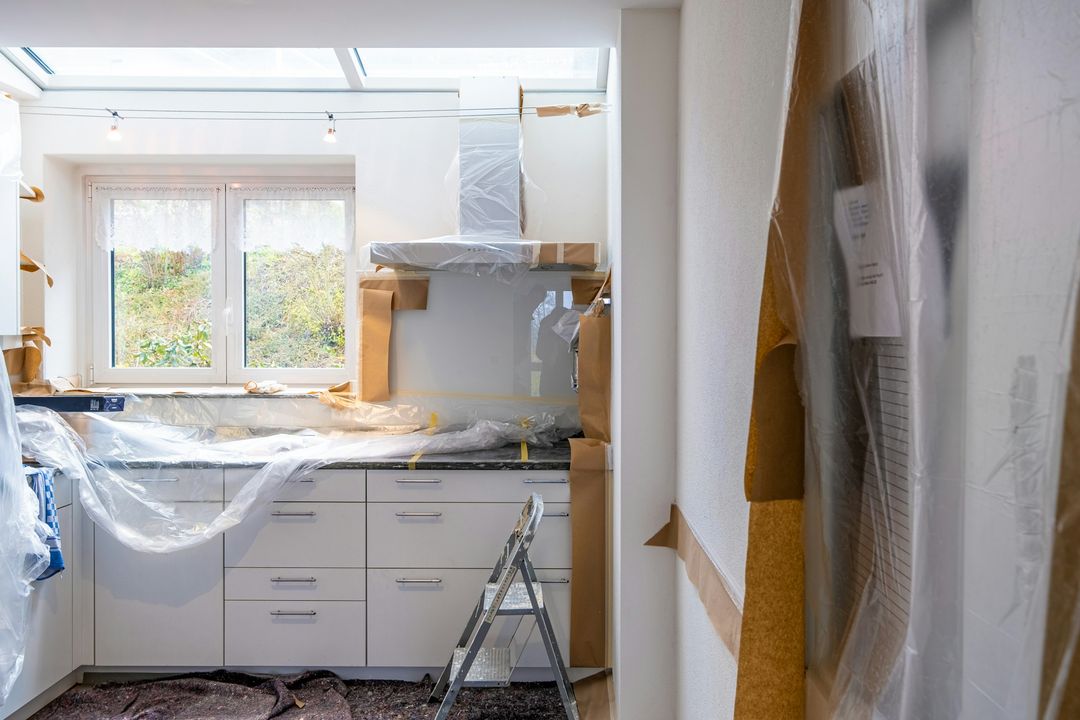 Küche während der Renovierung, mit Folie abgedeckt