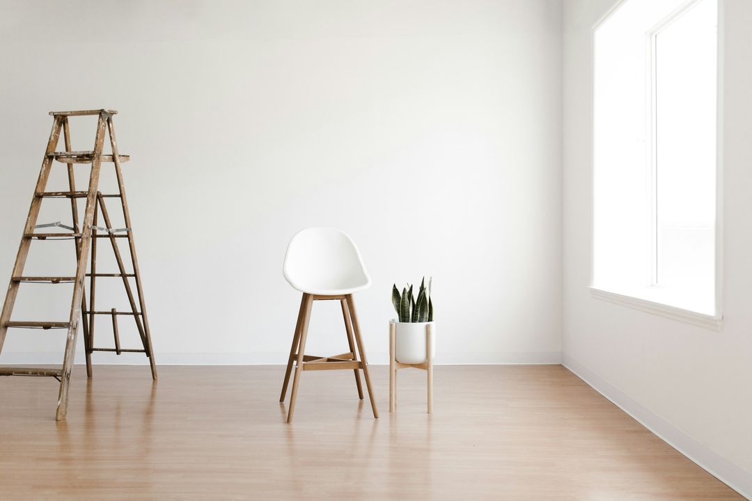 Leerer Raum mit Leiter und Hocker