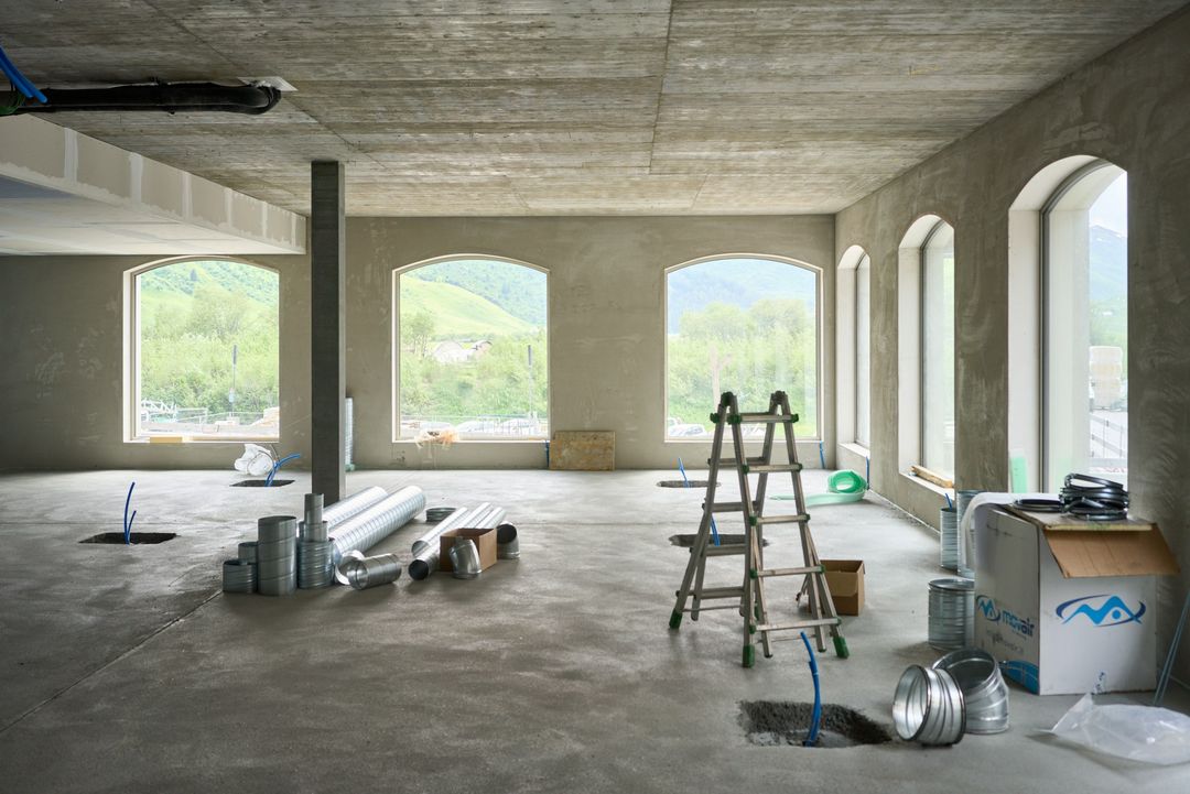 Innenraum während der Bauphase mit Leitern und Material