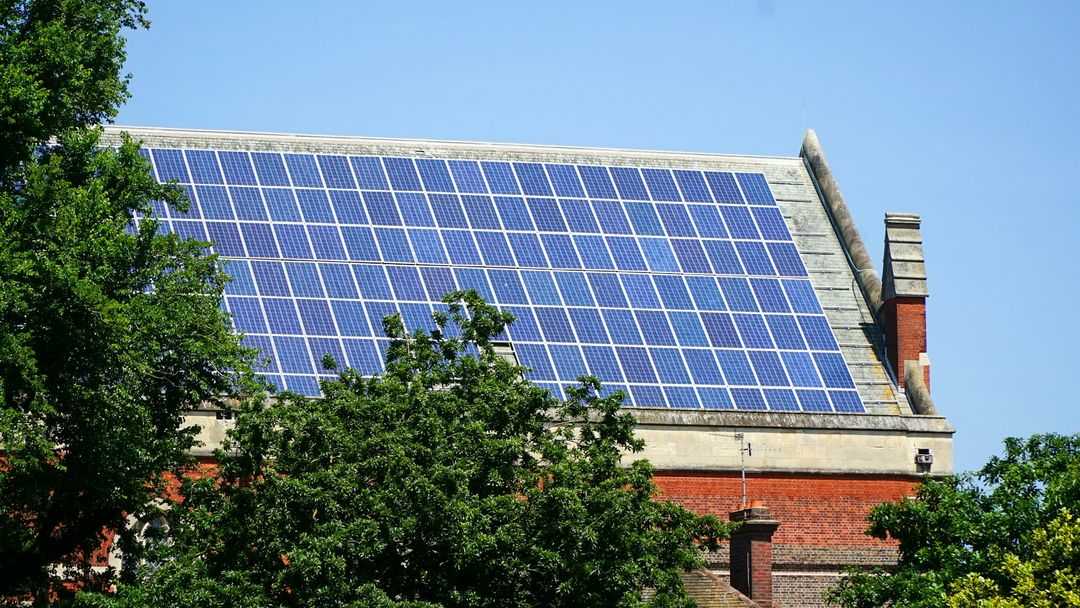 Solaranlage auf einem Dach zwischen Bäumen