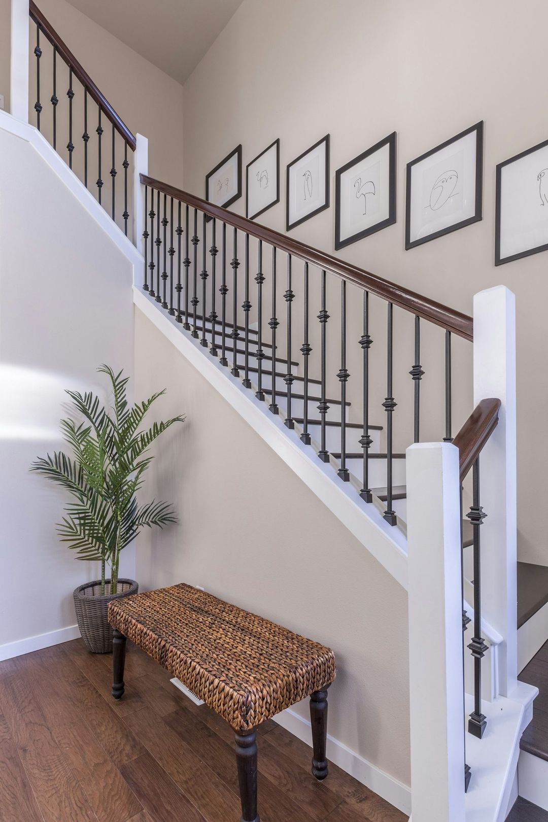 Treppe mit Geländer im Flur eines Wohnhauses