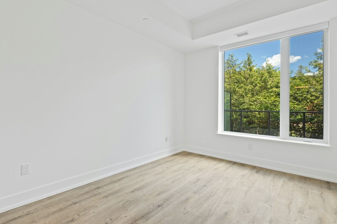 Leeres Zimmer mit großem Fenster, besenrein